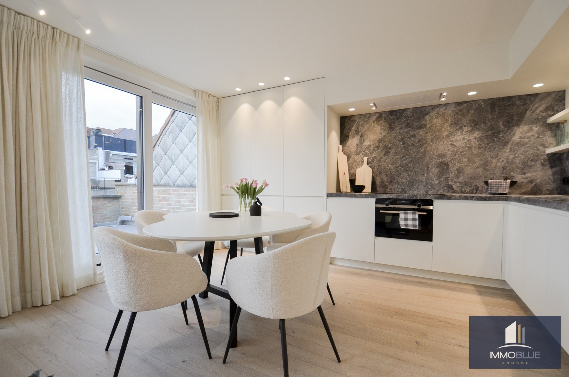 Penthouse entièrement rénové avec deux terrasses spacieuses (+/- 50 m²) situé à deux pas de la mer. 