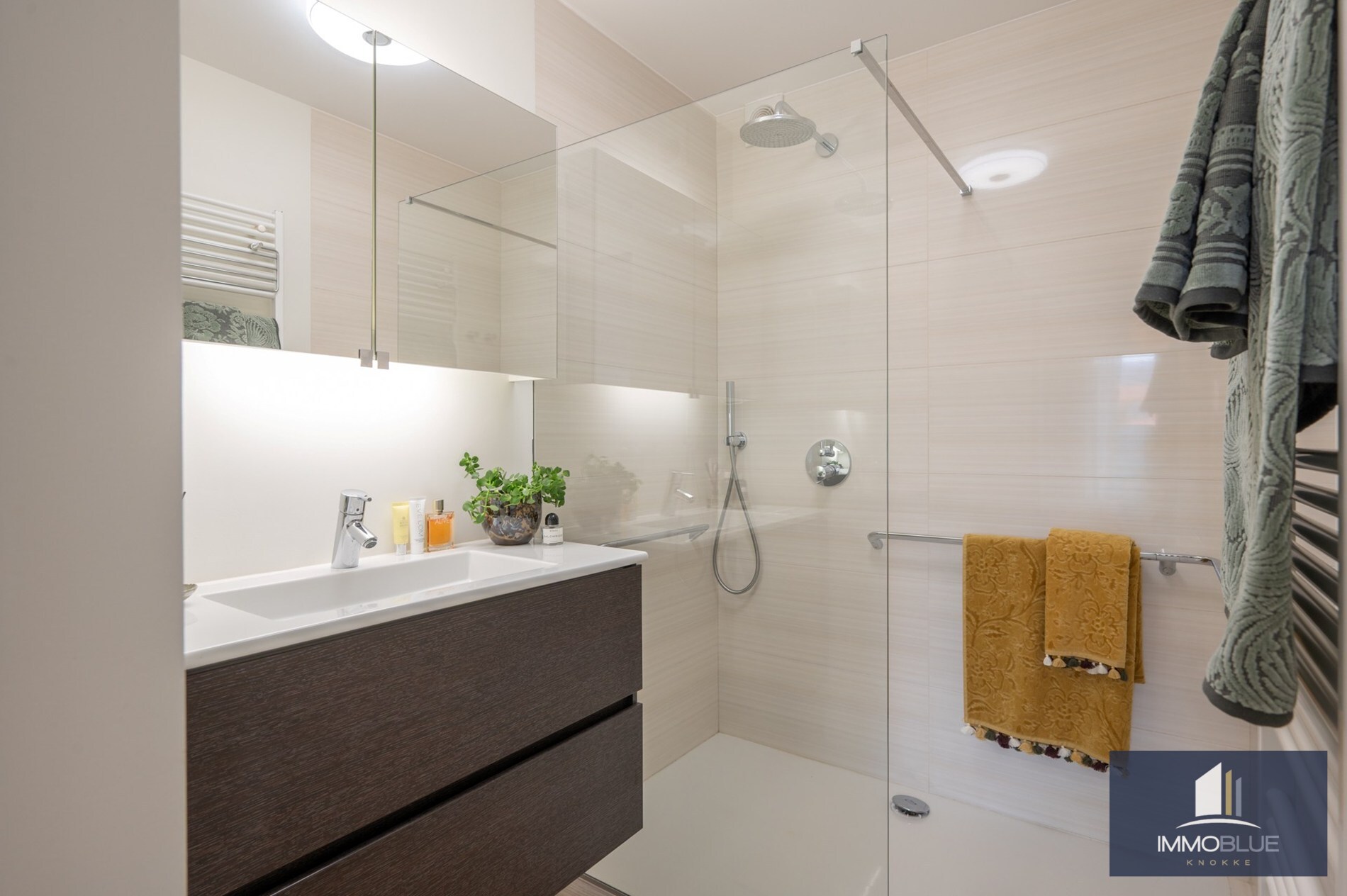 Stijlvol en volledig gerenoveerd appartement op wandelafstand van zee en het commerciële centrum. 