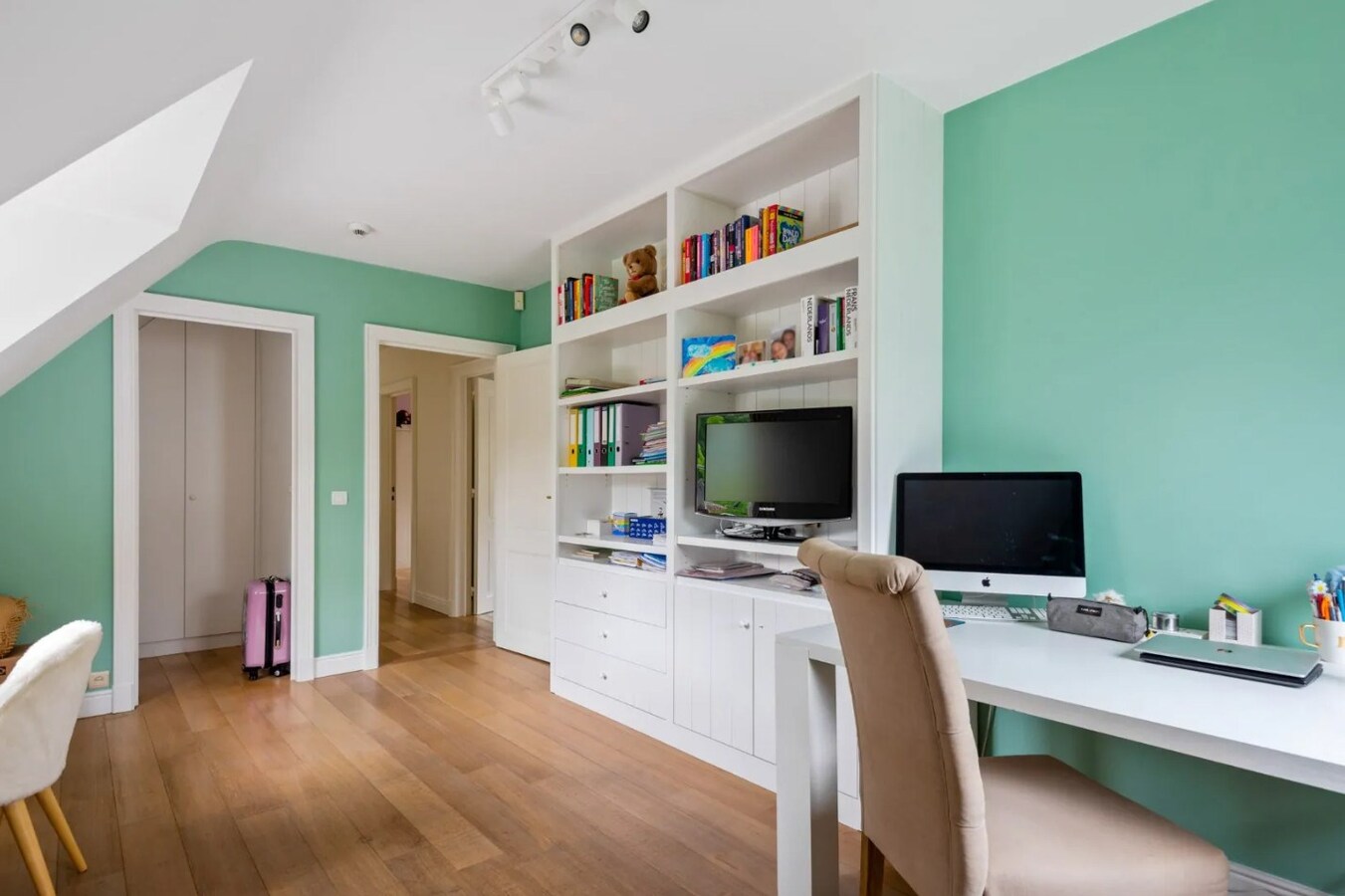 Prachtig gelegen villa met zwembad en poolhouse op een perceel van 1.907 m² in Koningshof te Schoten. 