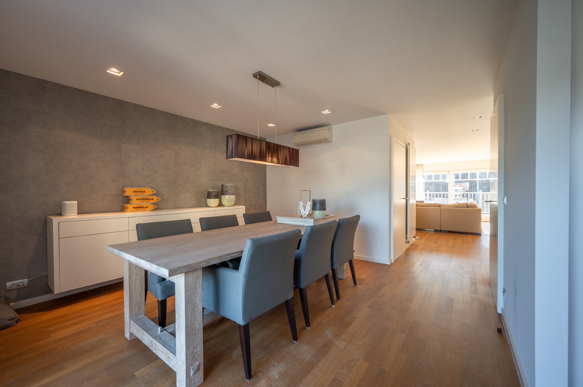 Ruim duplexappartement  in een recent gebouwde residentie in het levendige centrum van Knokke, op korte wandelafstand van het strand. 