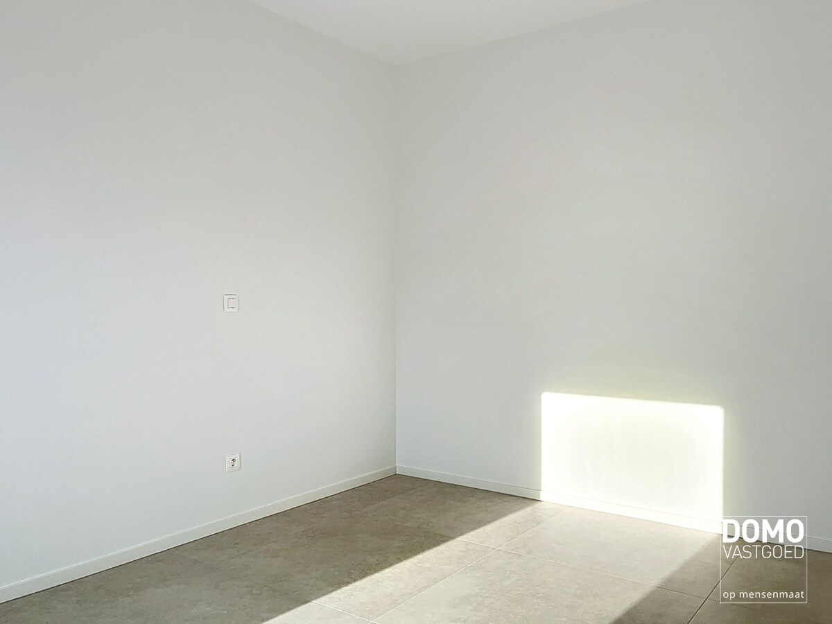 Penthouse met twee slaapkamers, ruim terras en autostandplaats te Kermt 