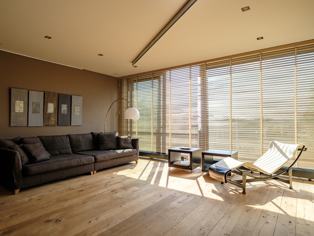 Exclusief wonen. Uitzonderlijk, luxueus en ruim (191m²) appartement met terras en fenomenaal zicht op water. 