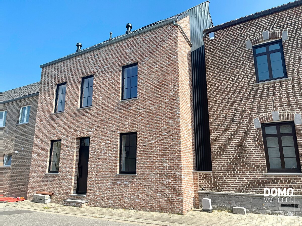 PRACHTIG GERENOVEERDE, LICHTRIJKE WONING MET 3 SLAAPKAMERS, 2 BADKAMERS, EEN ZONNIGE TUIN EN 2 PARKEERPLAATSEN TE GINGELOM (MIELEN-BOVEN-AALST) 