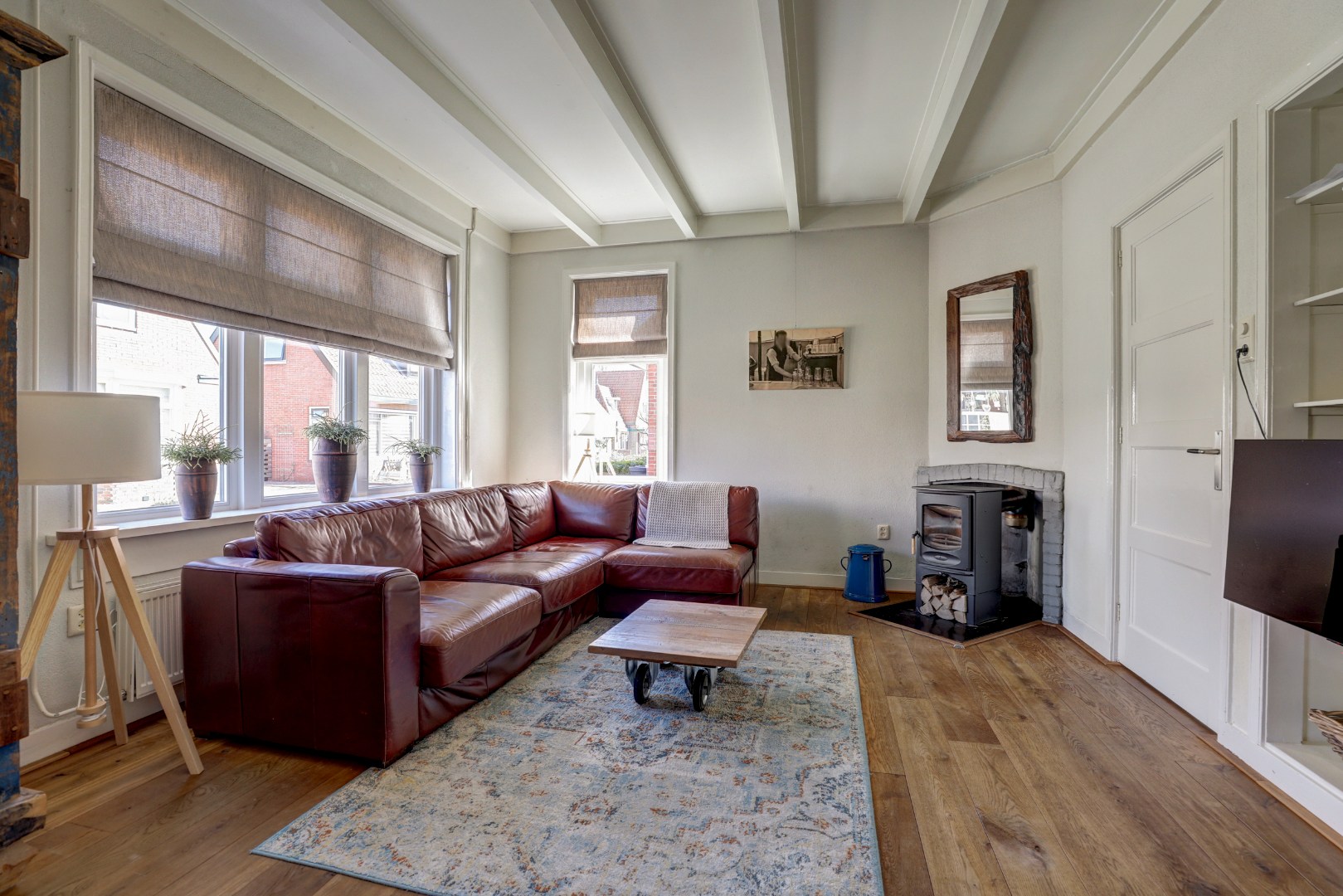 Vrijstaande woning met diepe zonnige tuin, overkapping en royale bijgebouwen 