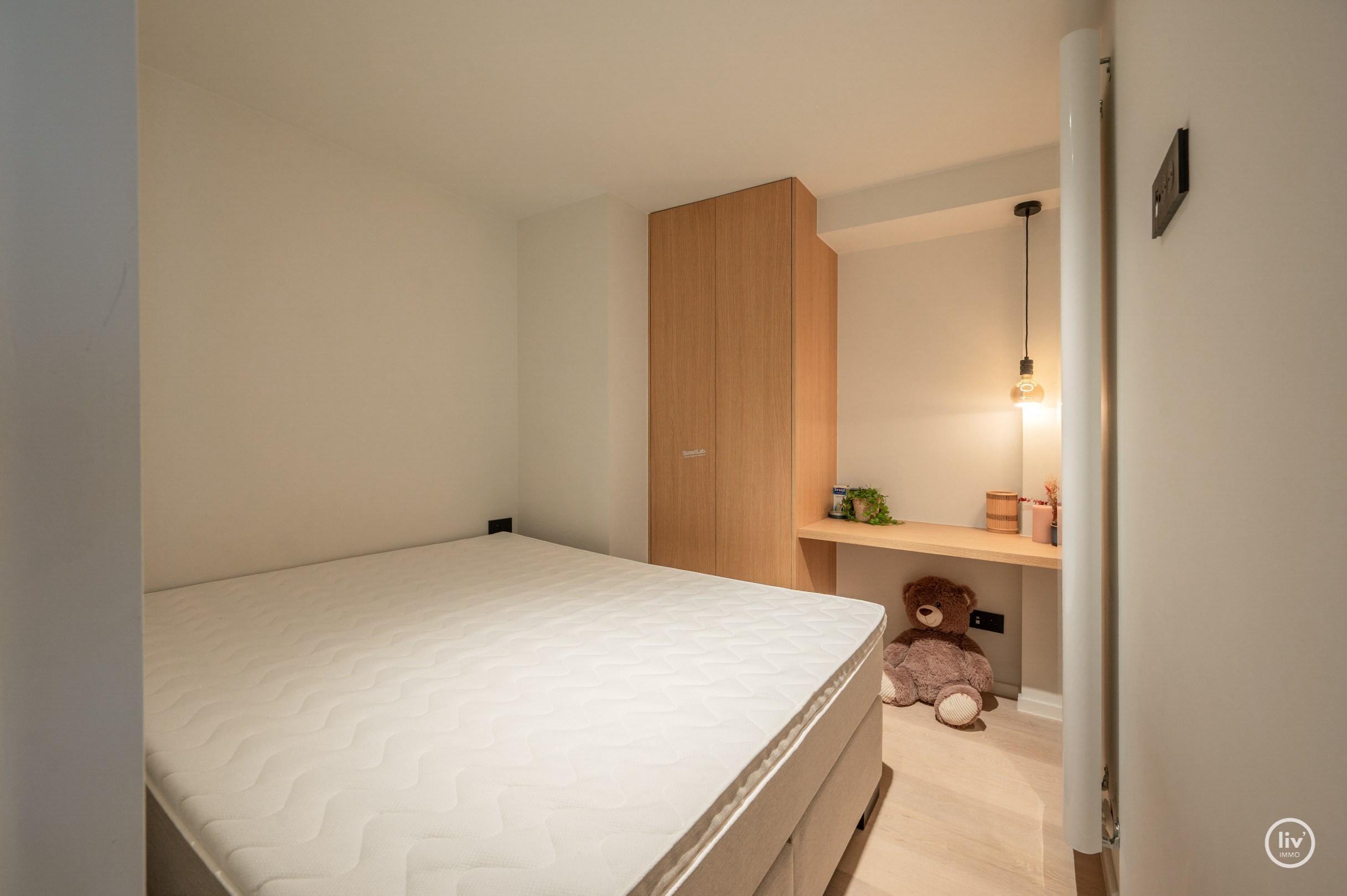 Volledig gerenoveerd 3 slaapkamerappartement langs de zonnekant van de Parmentierlaan gelegen op wandelafstand van de zeedijk. Garage mogelijk in het gebouw. 
