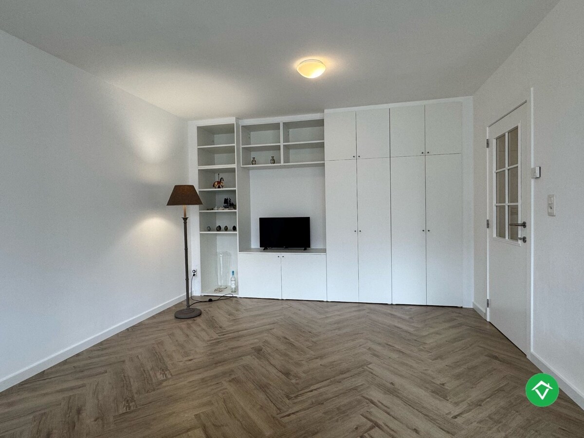 Gerenoveerd 2-slaapkamerappartement met tuin in Klemskerke, De Haan 