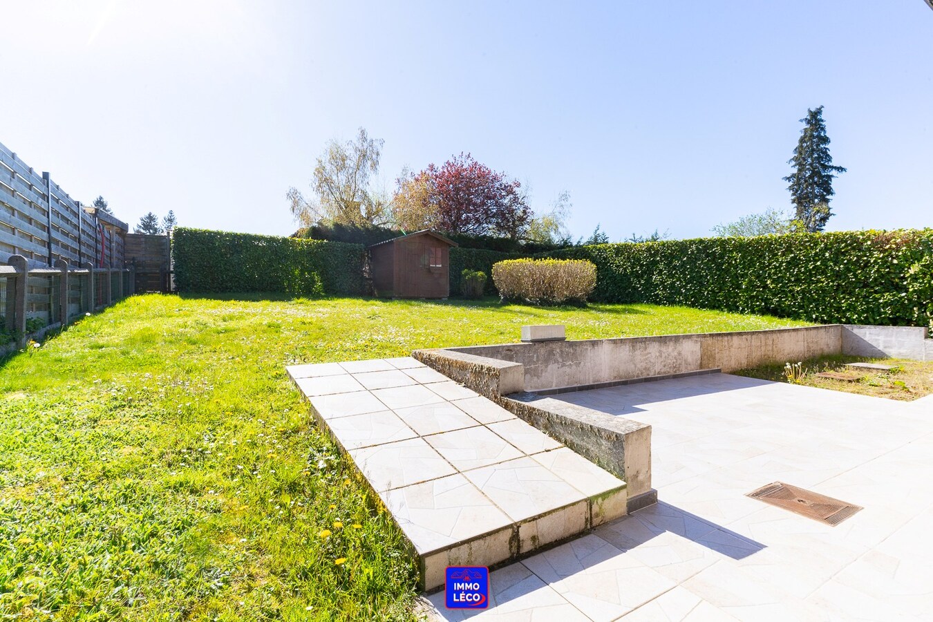 Villa "Plain-Pied" érigée sur 571m² avec garage, terrasse et jardin. 