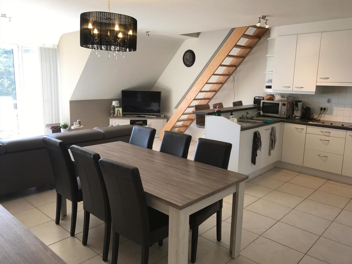 Ruim duplex-appartement met garage 