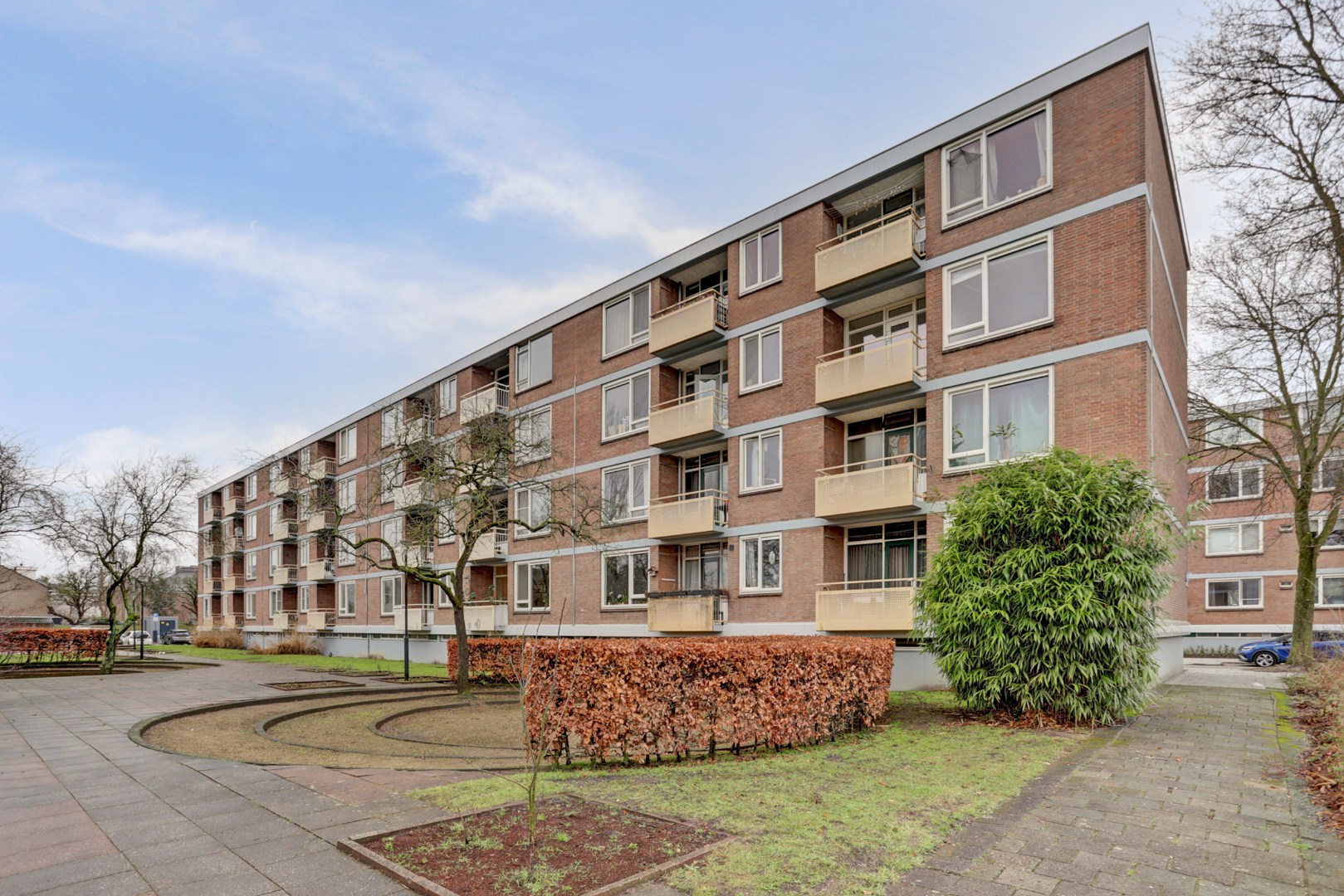 3-kamer appartement op de derde verdieping met balkon op het oosten en een berging van 13 m² in de onderbouw. 