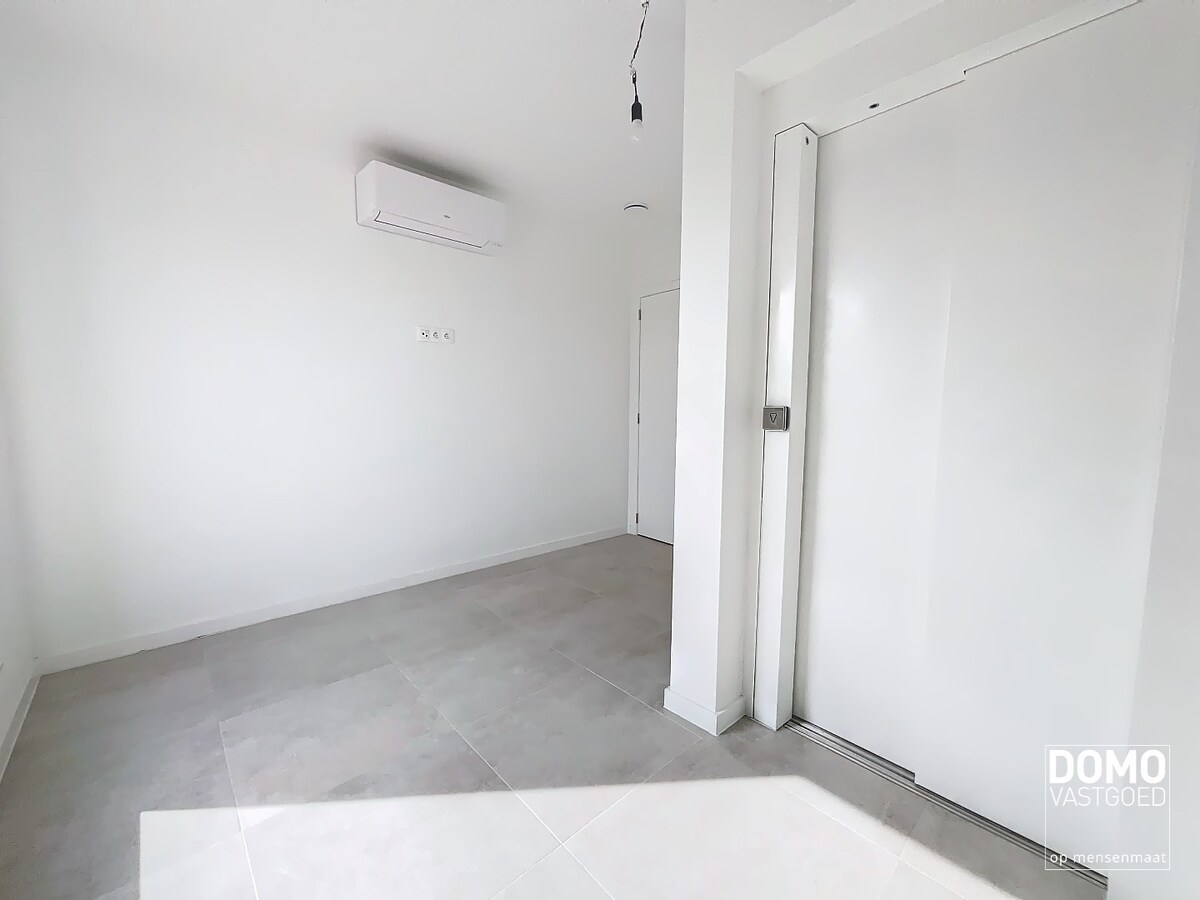 MODERNE NIEUWBOUWWONING MET TUIN,OVERDEKT TERRAS EN INPANDIGE GARAGE TE HASSELT 