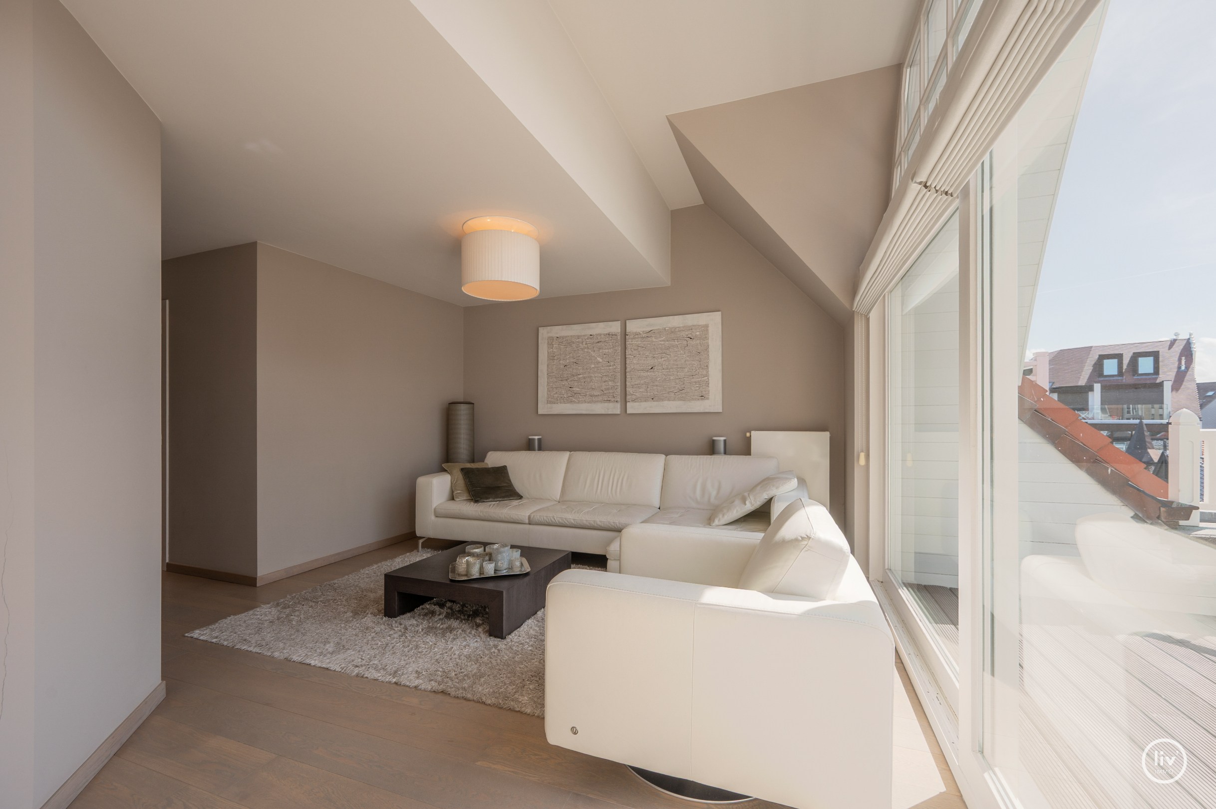 Appartement en duplex ensoleillé et spacieux avec terrasse orientée plein sud situé dans la Zoutelaan à Knokke. 