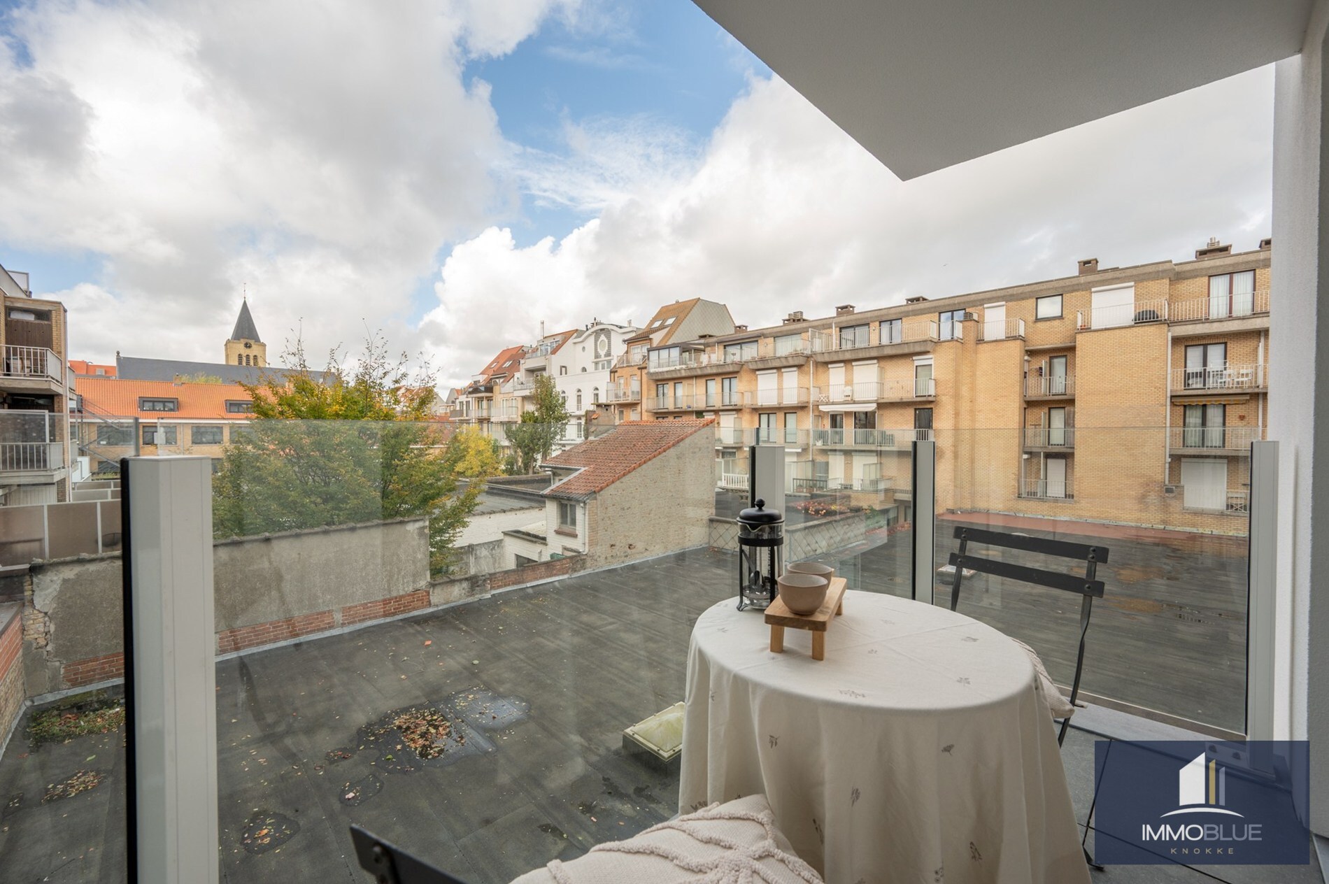 Stijlvol en volledig gerenoveerd appartement op wandelafstand van zee en het commerciële centrum. 