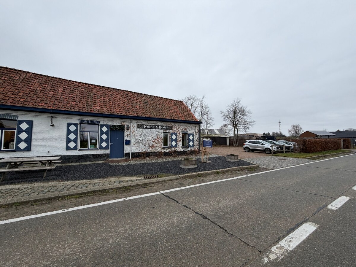 Multifunctioneel commercieel pand op toplocatie. 