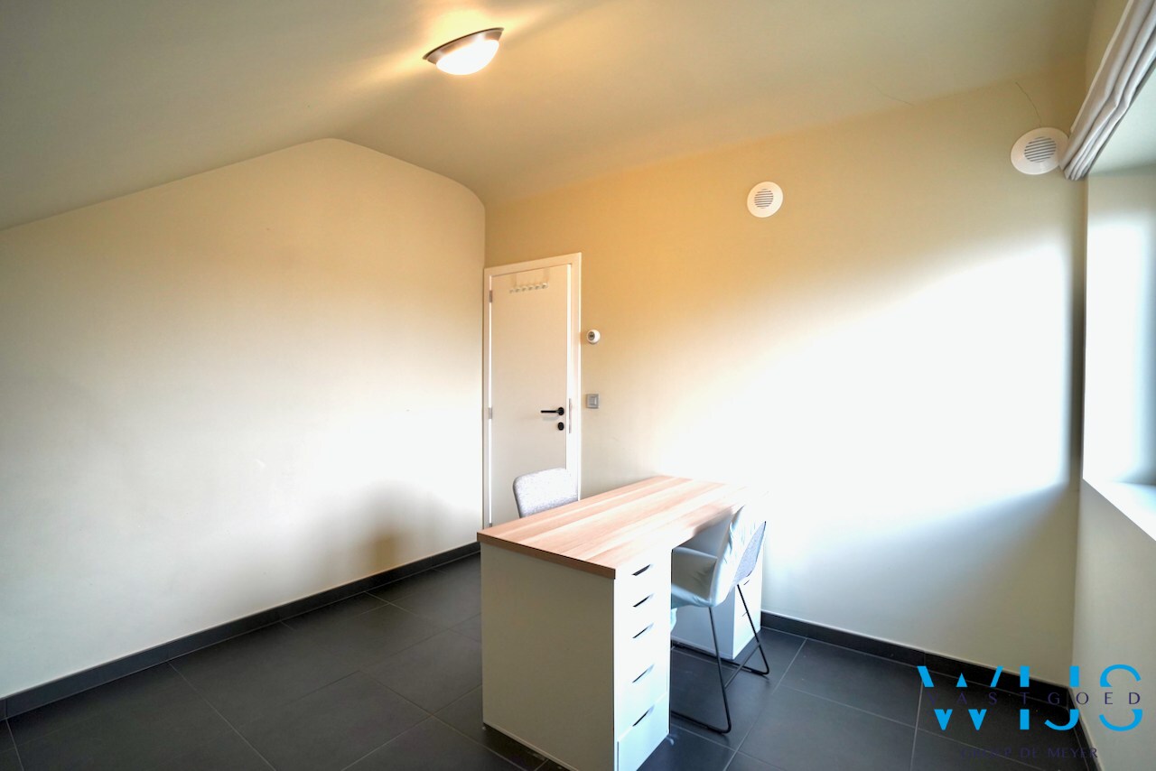 Enorm energiezuinig woonhuis in halfopen bebouwing te Eeklo ! 