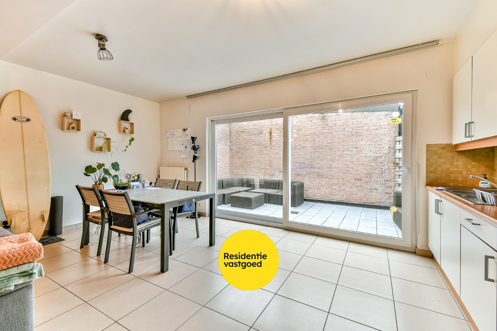 Opbrengsteigendom met 3 appartementen en 3 garages 