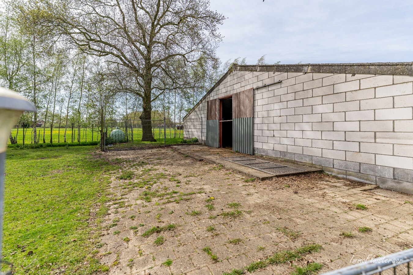 Woning met stalgebouwen en buitenpiste op ca. 6ha te Bocholt 