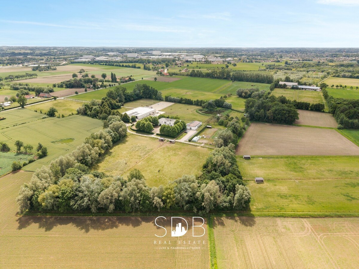 Prachtige villa met hippische accommodatie en graslanden op +/- 9 ha 