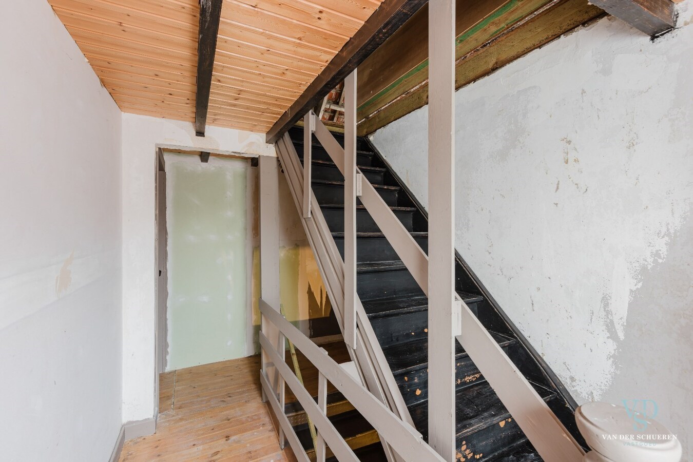 Ruime woning met atelier / garage. 