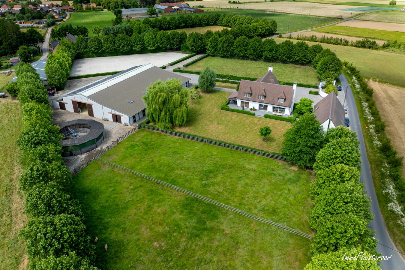 Beautiful villa with indoor and outdoor riding arenas on over 2.4 hectares in Ardooie 