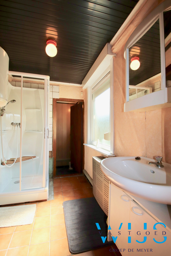 Te renoveren woonhuis op een zeer rustige ligging te Zelzate ! 