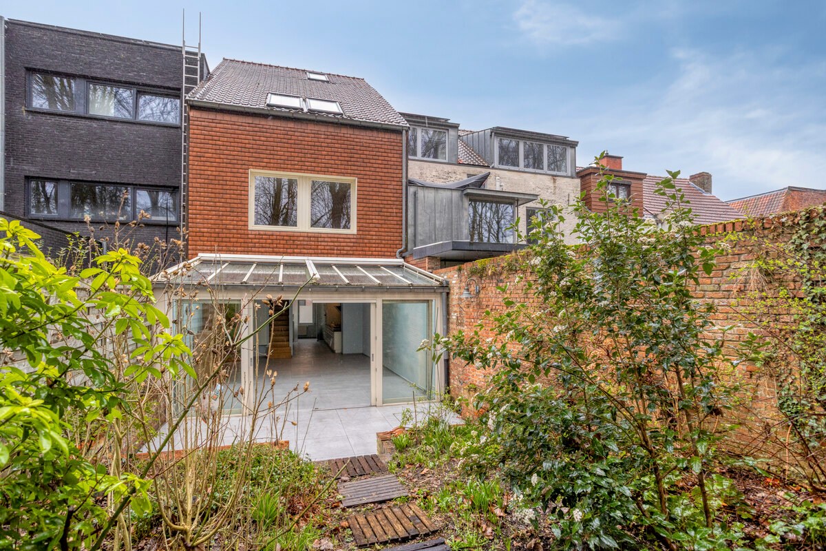 Uniek opbrengstpand met 1 appartement en 2 studentenkamers in centrum Leuven!  – EPC label B - bewoonbare opp. 227 m² 