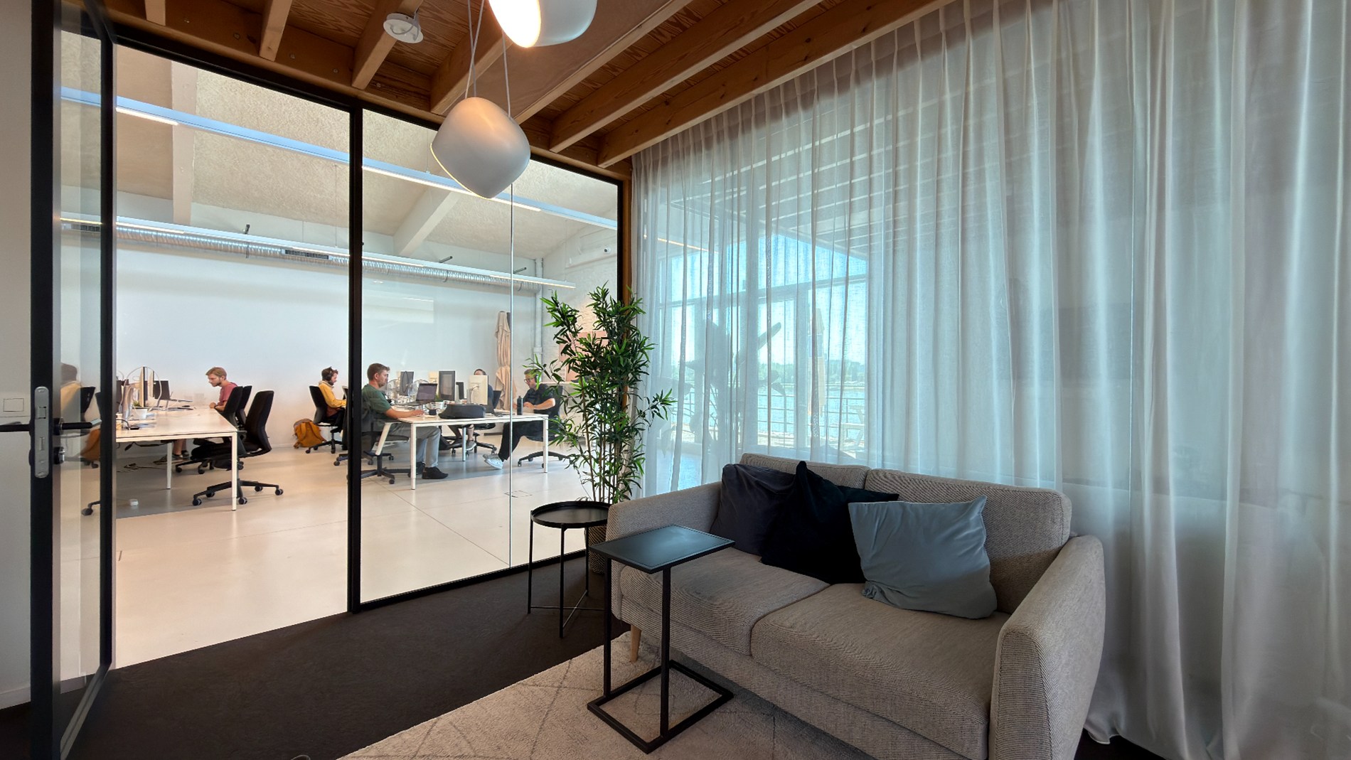 Gerenoveerde loftkantoren te huur in Hangar 26 in Antwerpen