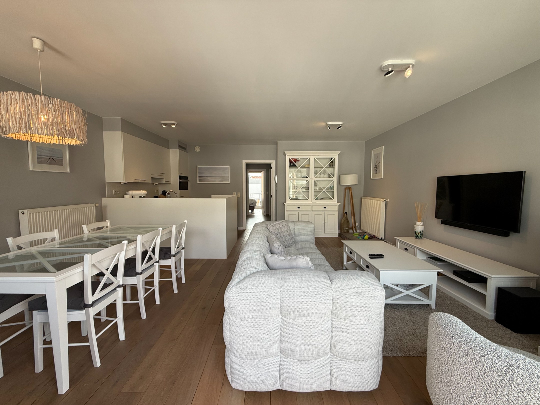 MEUBLÉ - Appartement récemment rénové et bien fini de 2 chambres à coucher, situé de manière centrale sur l'avenue Bayaux à Knokke. 