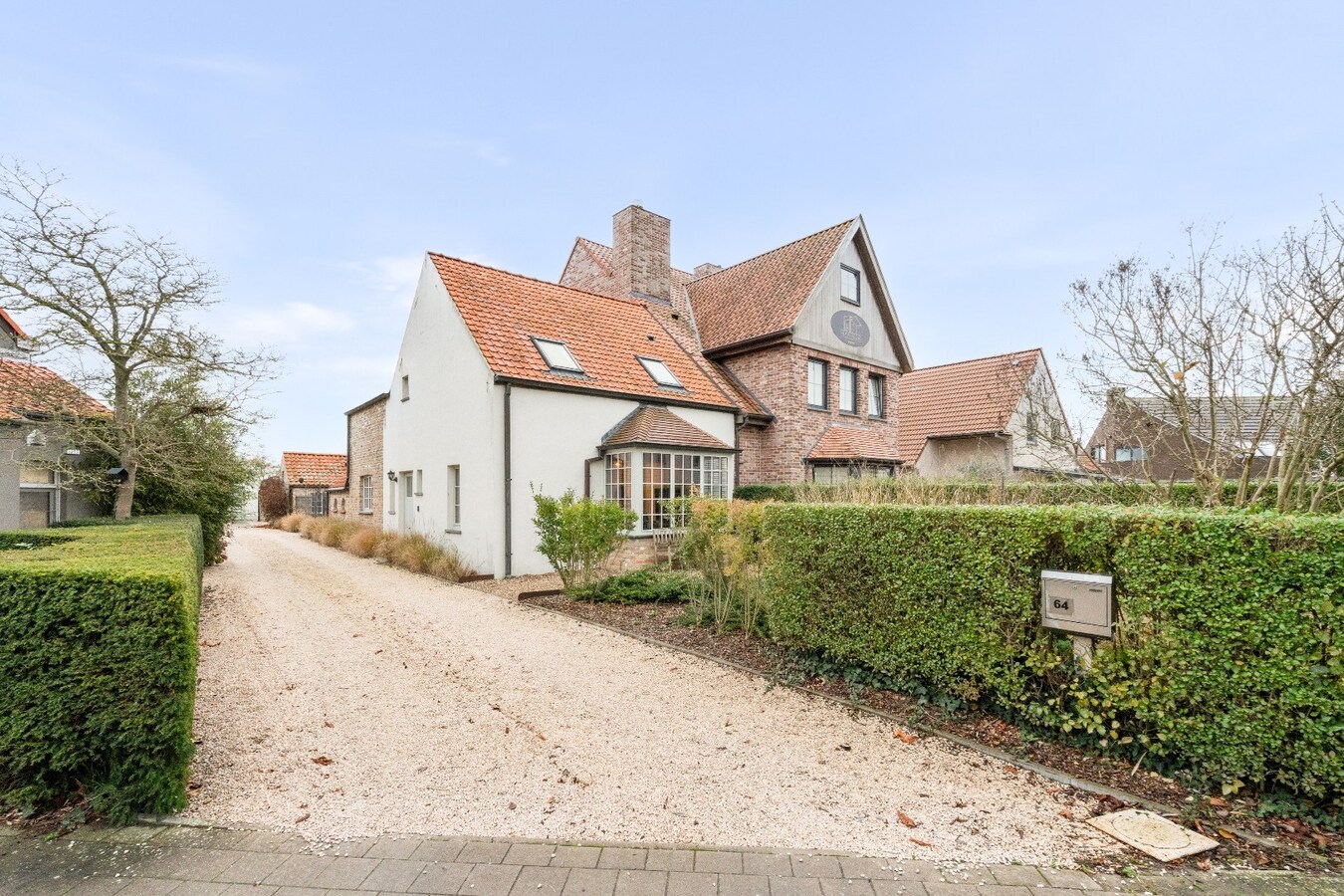 Uiterst charmante halfopen bebouwing met weidse zichten op een perceel van 2012m² 