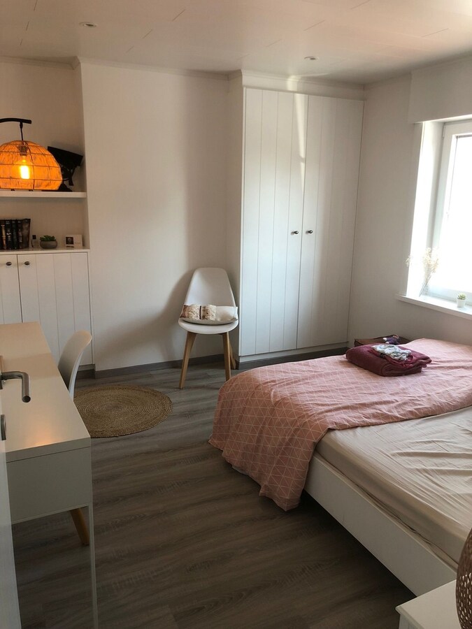 Alleenstaande woning met 5 slaapkamers en diepe tuin te Zarren 