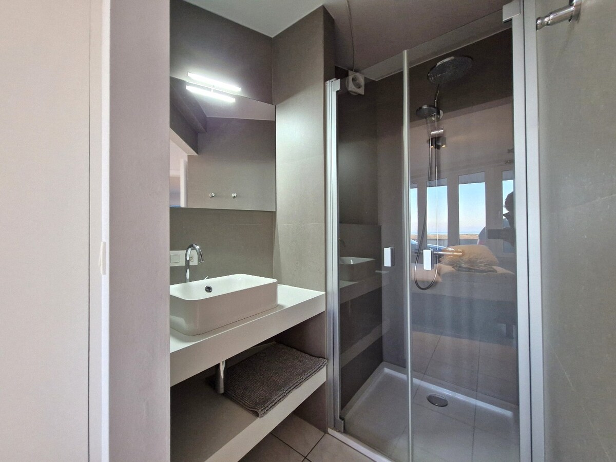 Ruim gelijkvloers appartement aan de zeedijk met open zicht. 