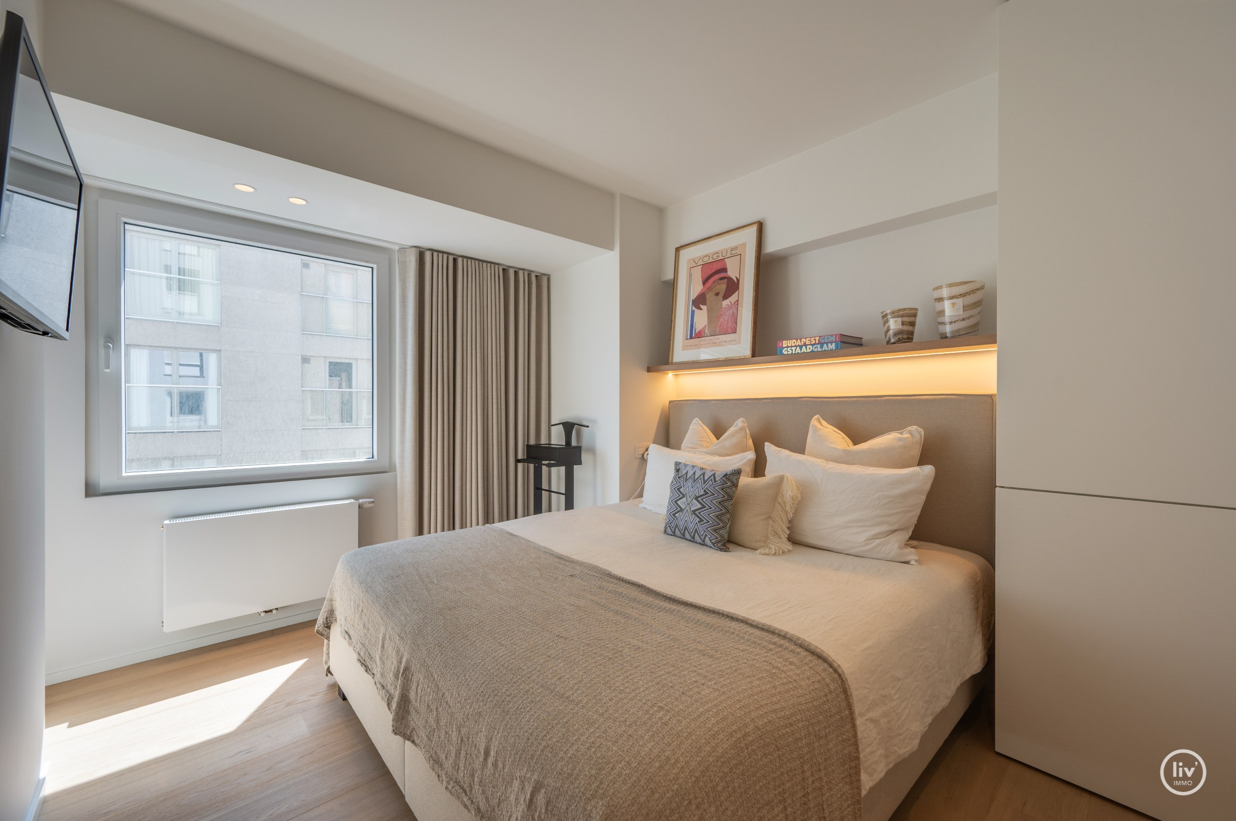 Prachtig, ruim (131 m2) HOEKappartement, volledig gerenoveerd centraal gelegen op de Lippenslaan vlakbij de zeedijk te Knokke. 