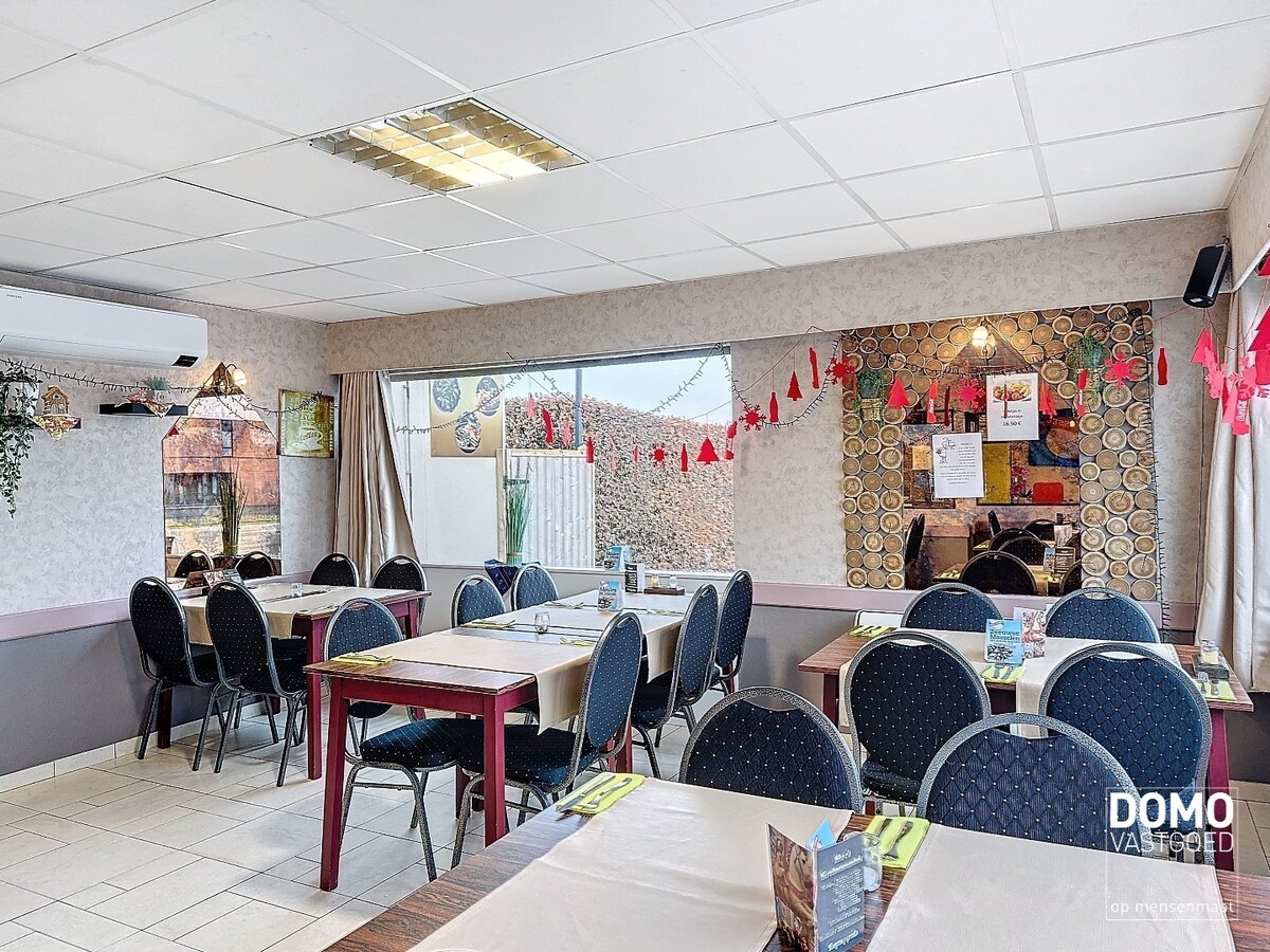 Handelshuis gunstig gelegen te Herk-De-Stad, momenteel ingericht als frituur 