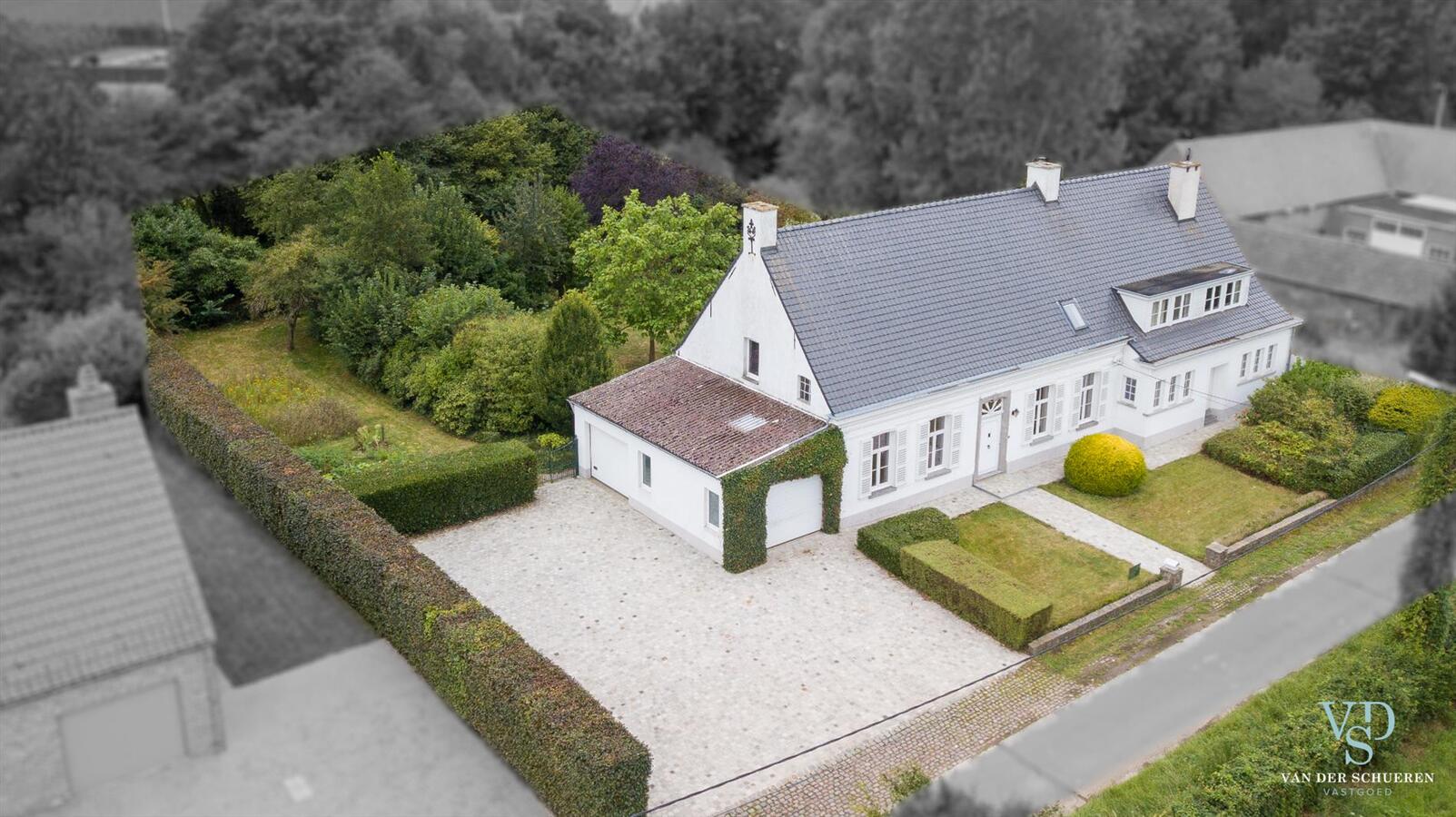 Authentiek landhuis met 5 ruime slaapkamers én gelijkvloers bureau. 