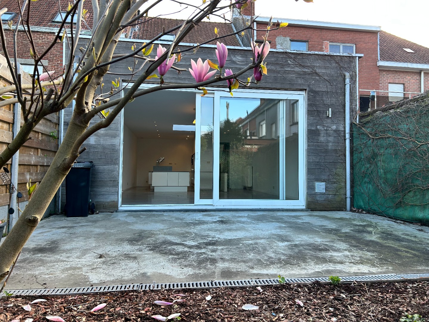 Verrassend ruime woning met 4 slaapkamers, garage en stadstuintje 