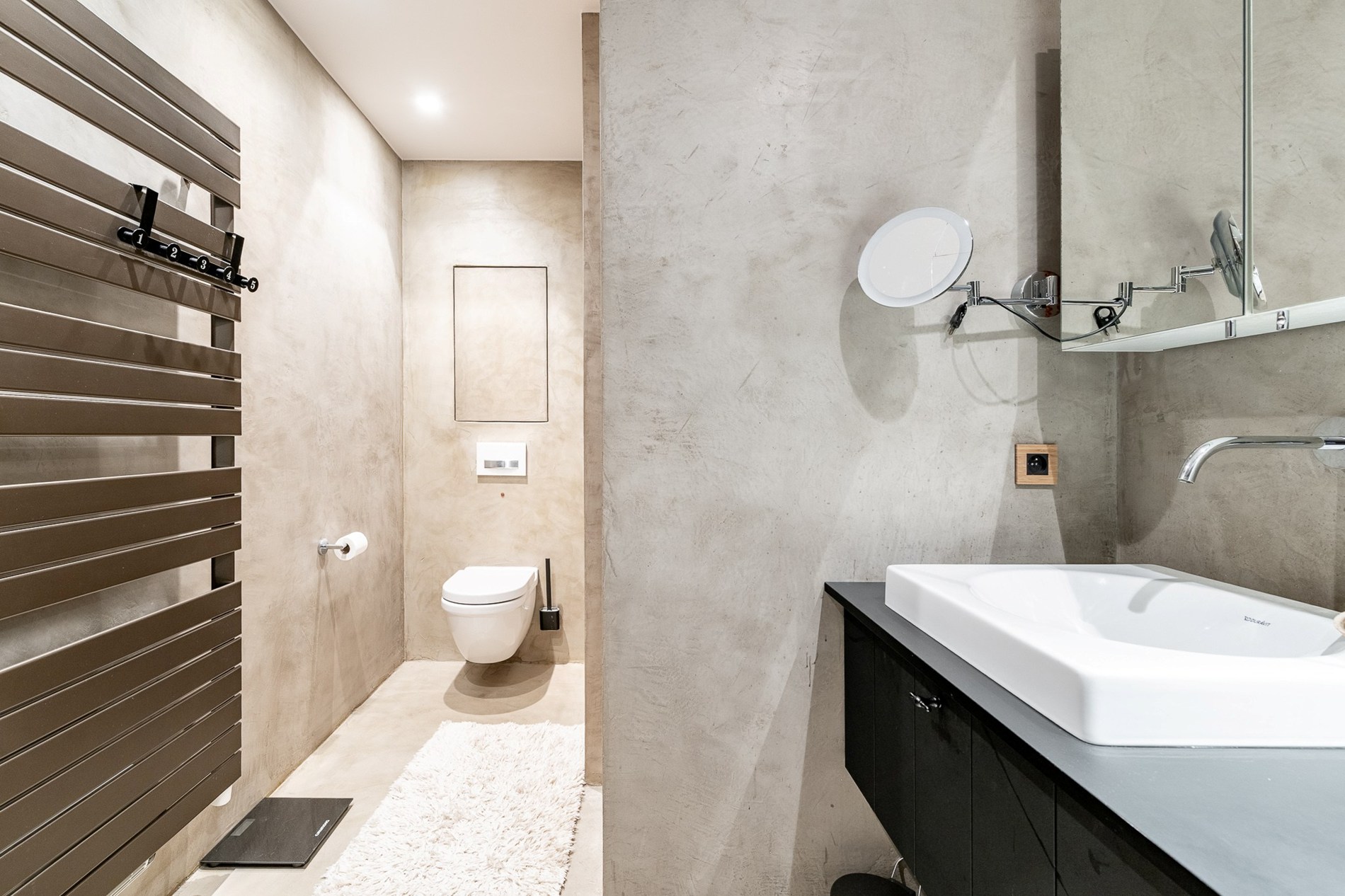 Gelegen in een rustige en uiterst gegeerde residentiële wijk van Knokke, biedt deze volledig gerenoveerde woning een perfecte combinatie van hedendaags comfort, licht en verfijnde elegantie 