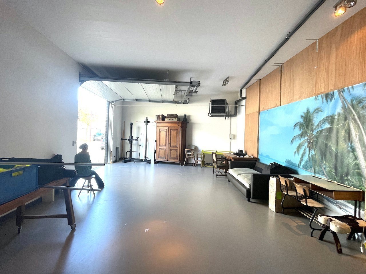 Ruim handelsgelijkvloers met garage, terras, keuken en badkamer te koop in Klemskerke (De Haan) 