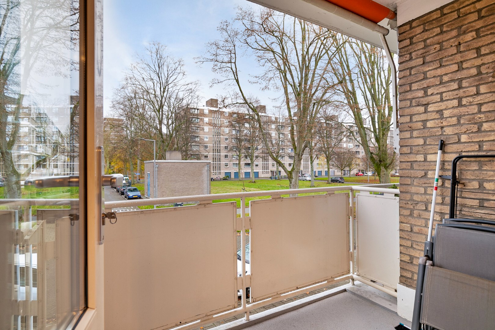 Instapklaar 3 kamer appartement op de 1e verdieping met keurige keuken en badkamer, balkon op het zuidoosten, berging in de onderbouw en gelegen op eigen grond. 