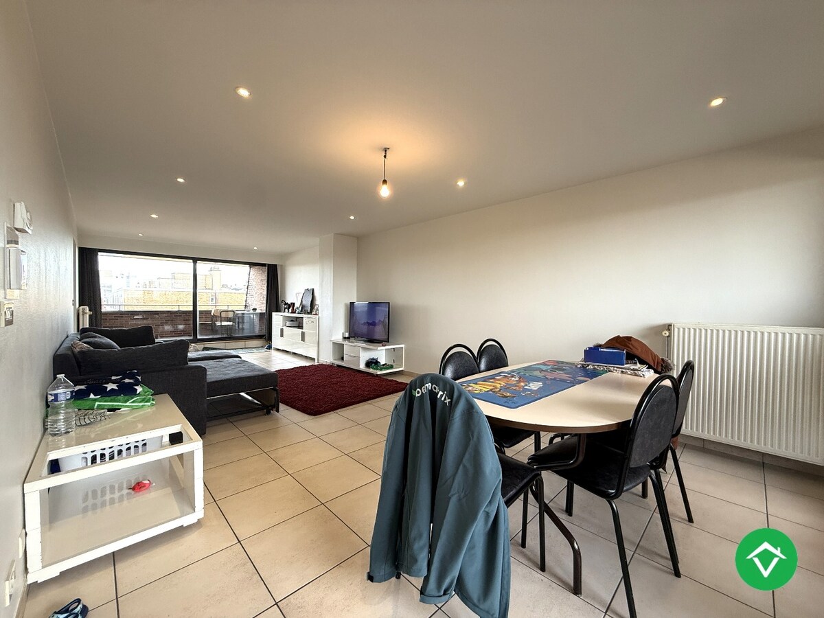 Instapklaar dakappartement met 4 slaapkamers met 2 terrassen en autostaanplaats te Roeselare 