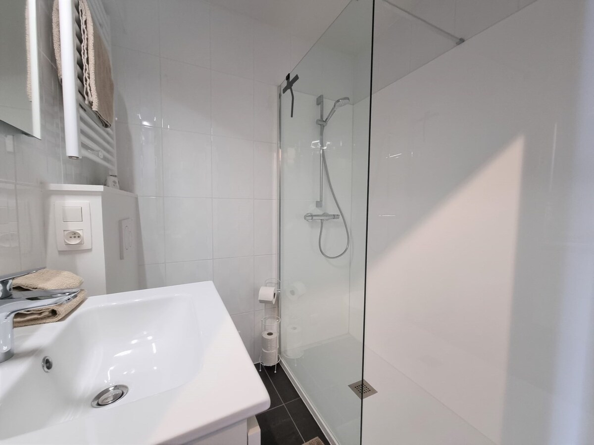 Zonnig, vernieuwd appartement nabij het strand - Heist 