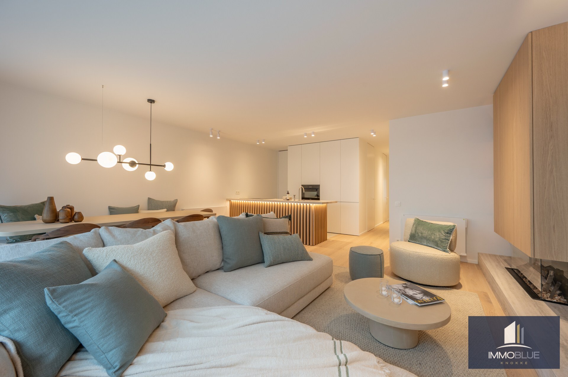 Appartement lumineux, entièrement rénové, avec trois chambres et une largeur de façade d’environ 5,5 mètres, idéalement situé à proximité de l’avenue Dumortier. 