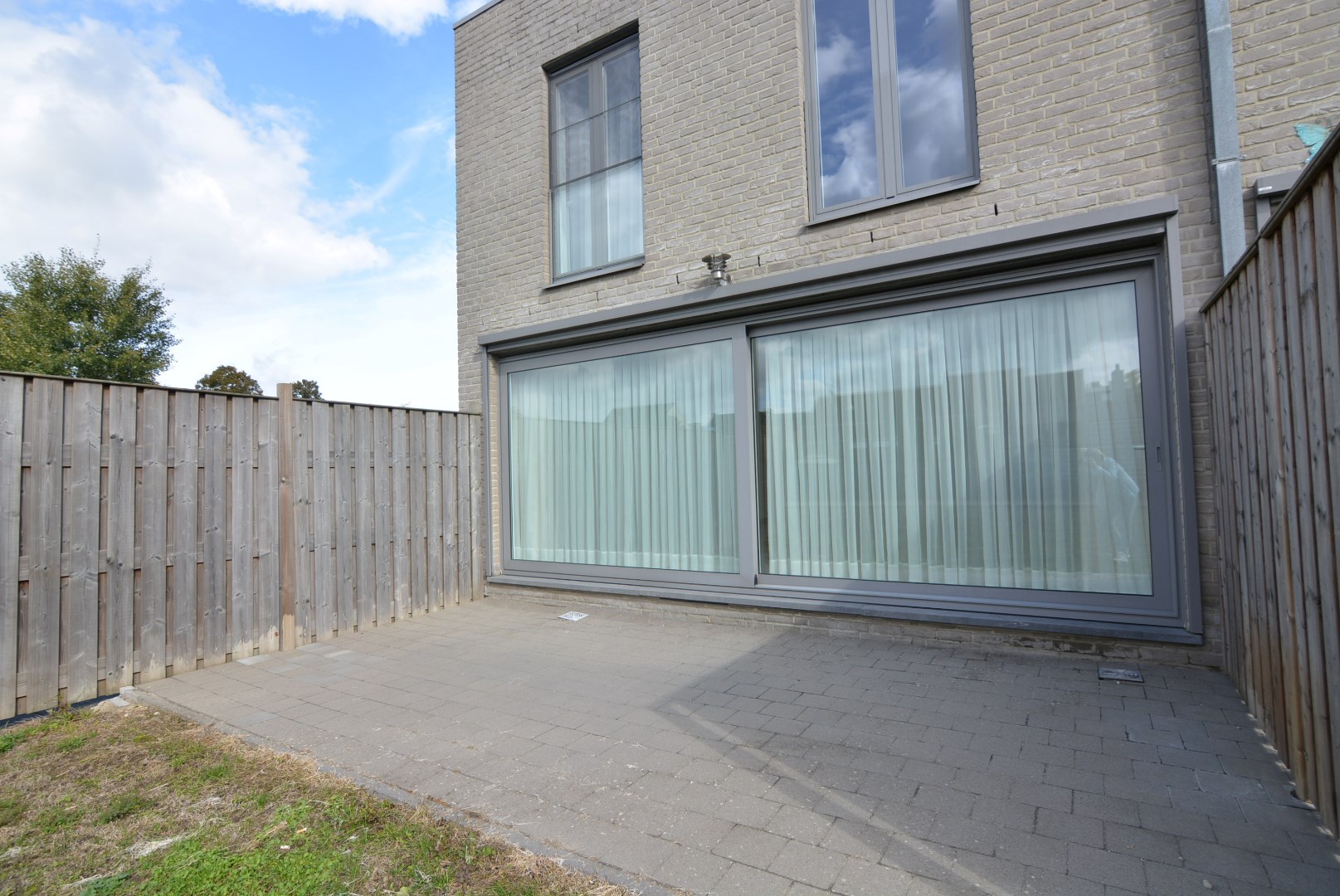 Moderne appartementswoning met 3 slpk, dubbele garage en terras. 