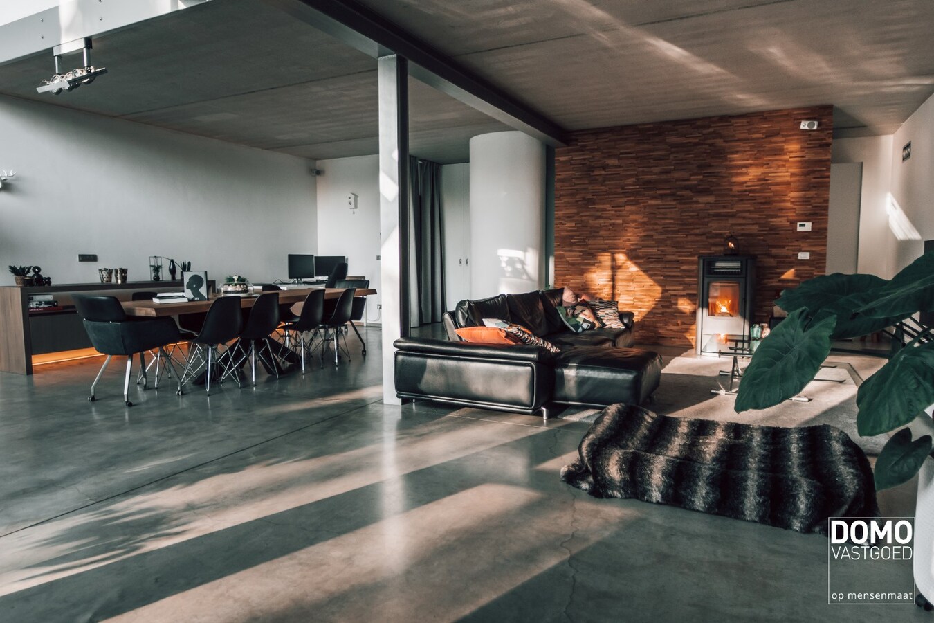 UNIEKE HALF OPEN WONING IN INDUSTRIËLE LOOK MET 3 SLAAPKAMERS, 2 BADKAMERS EN TUIN GELEGEN TE HASSELT 