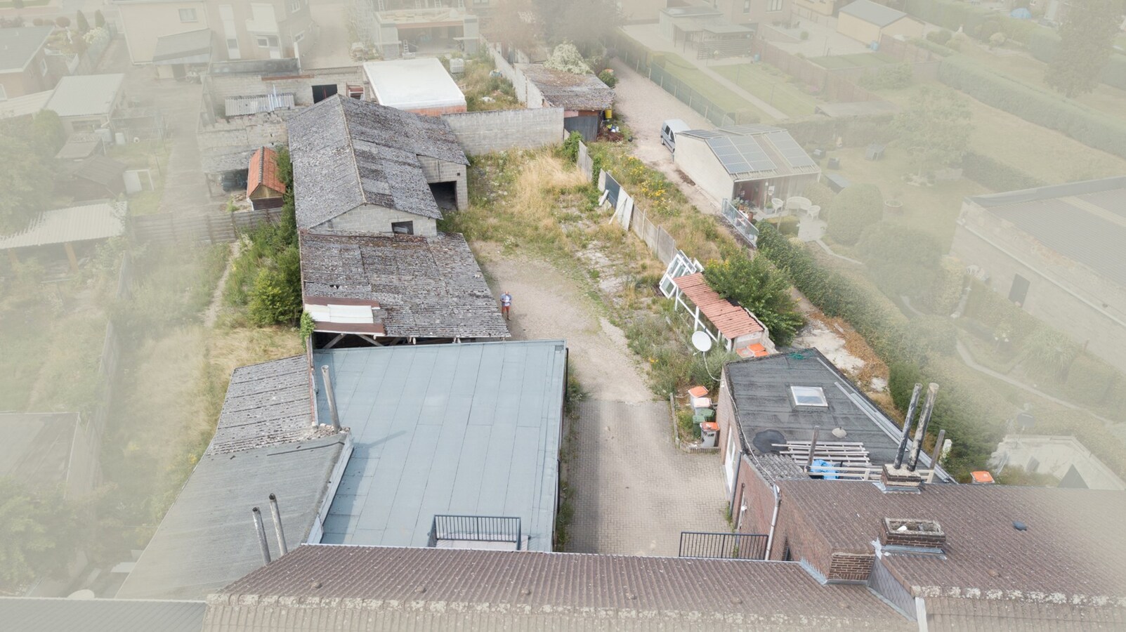 Te renoveren bergruimte + parkeerplaatsen langs doorgangsweg! 