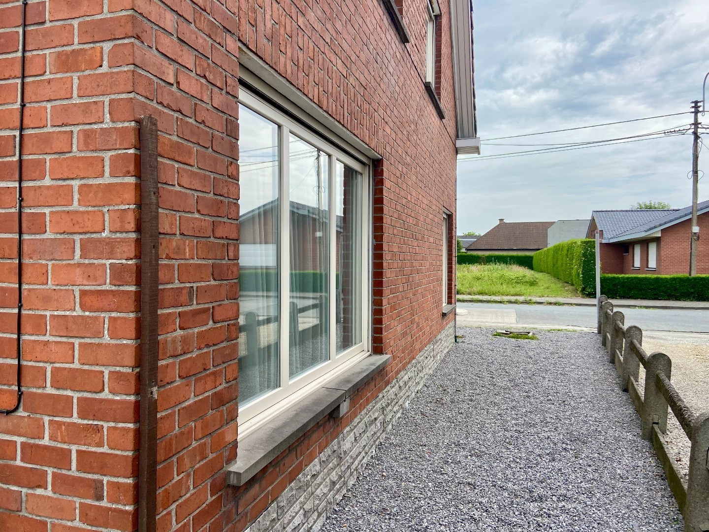 Degelijke te renoveren halfopen woning met tuin en garage op 293 m²! 