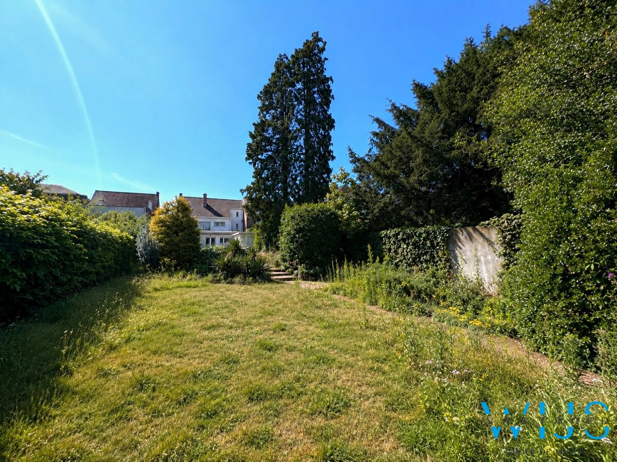 Karaktervolle en instapklare woning met uitzonderlijk perceel van 1.445 m² in hartje Ertvelde 