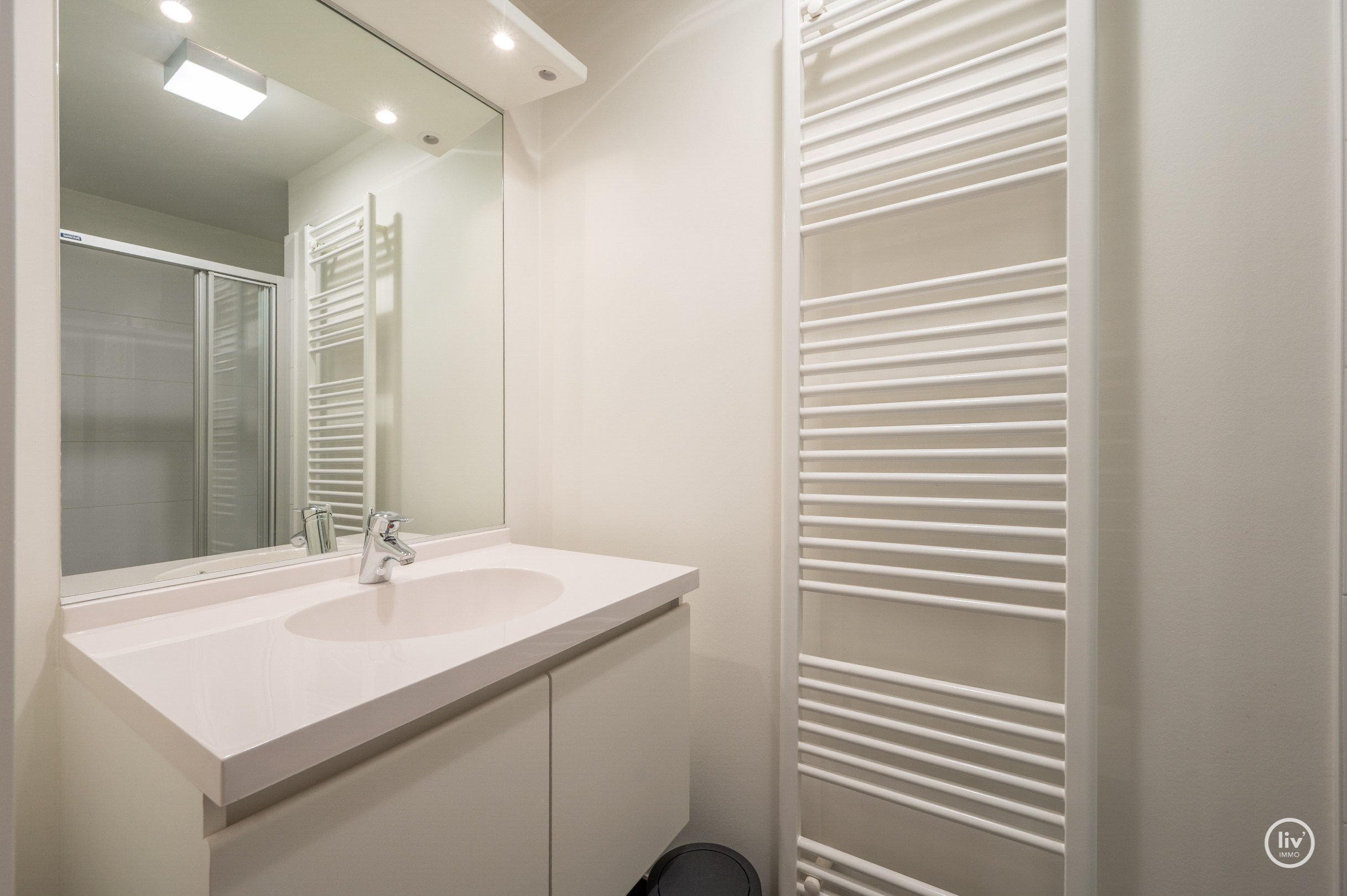 Ruim en récent (2011) appartement met 2 volwaardige slaapkamers op een topligging vlakbij de Dumortierlaan te Knokke. 