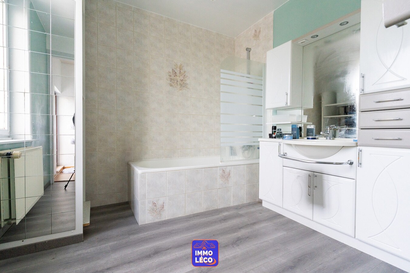 Maison offrant de beaux volumes avec grand jardin. 