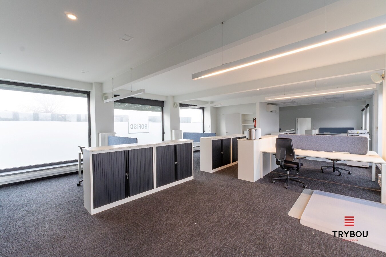 Groot kantoorgebouw op toplocatie te Ieper 