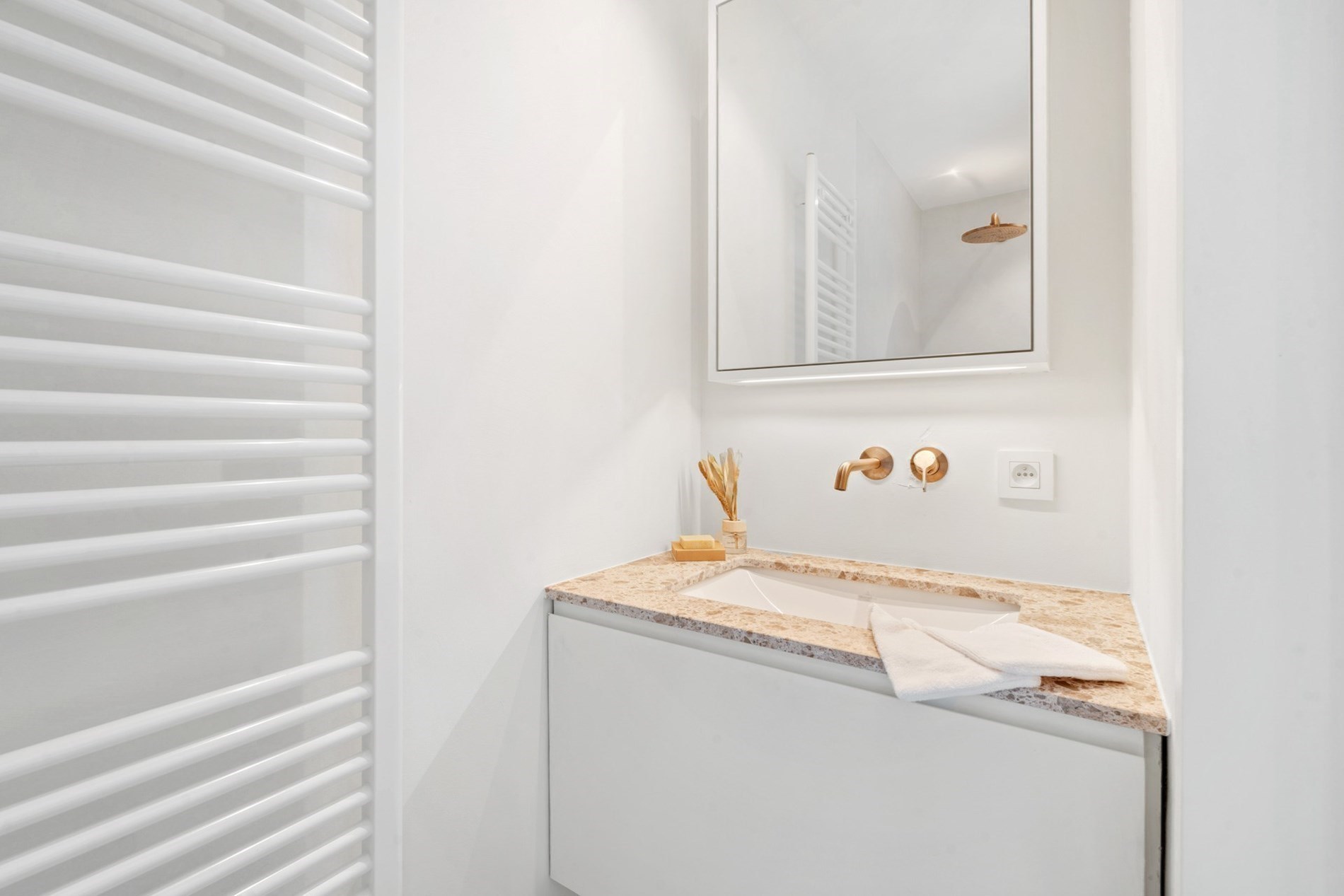 Integraal gerenoveerd appartement genietend van een panoramisch uitzicht op de zeedijk te Duinbergen! (mog tot aankoop van een garage) 