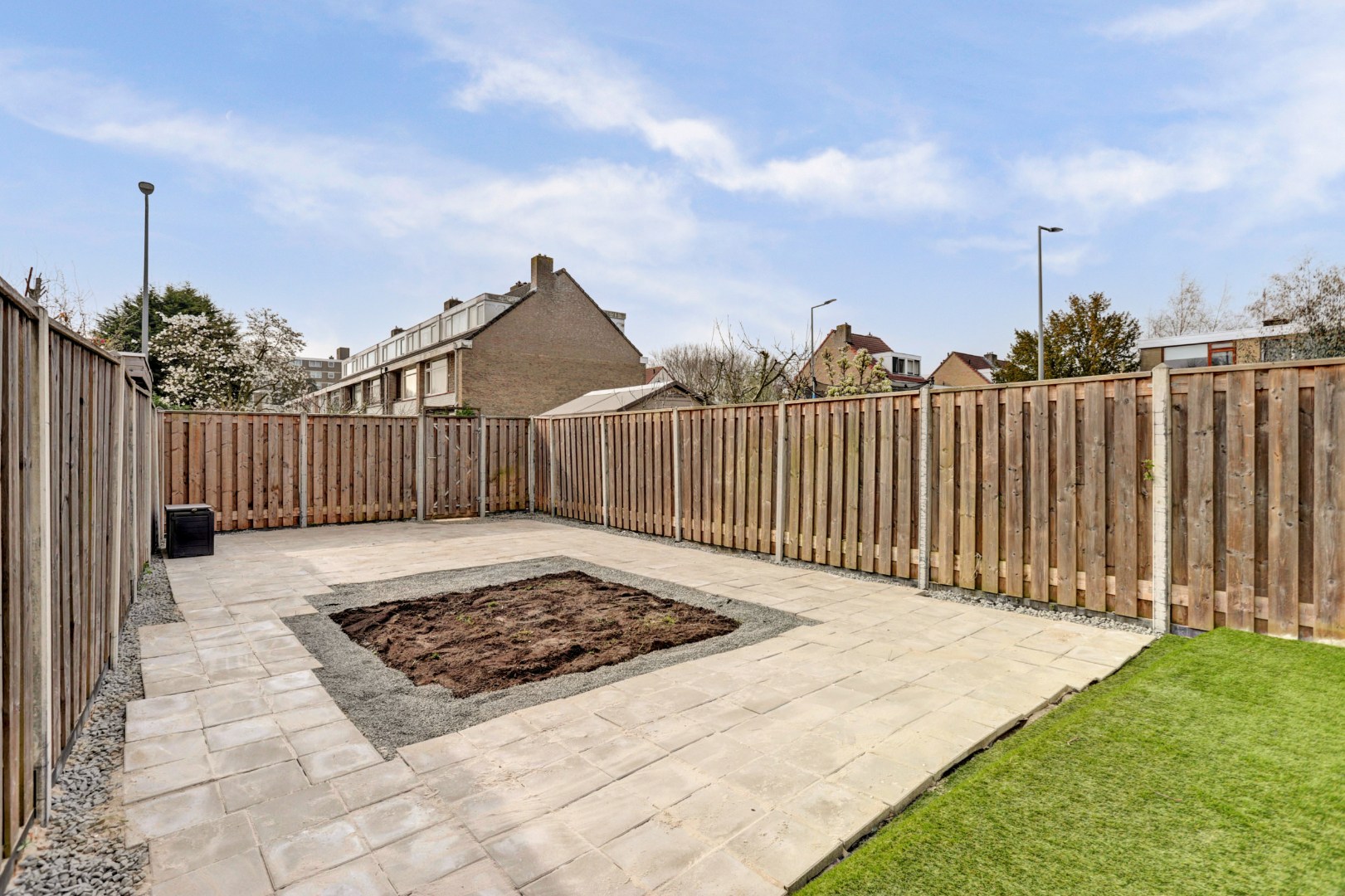 In het geliefde "Lage Land' is gelegen deze uitgebouwde 5-kamer tussenwoning met zonnige en diepe tuin en geheel gelegen op eigen grond. 
